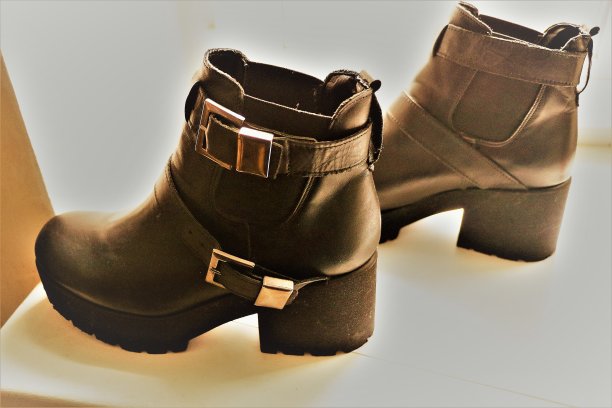 深色时尚皮靴图片下载