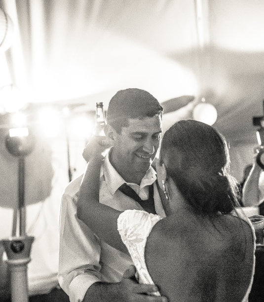 准备跳舞的新婚夫妇图片下载