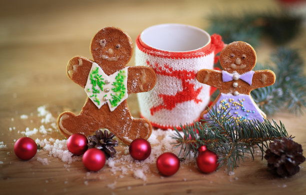 圣诞贺卡。圣诞杯和姜饼人图片下载