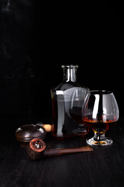 一杯威士忌，抽着雪茄。图片下载