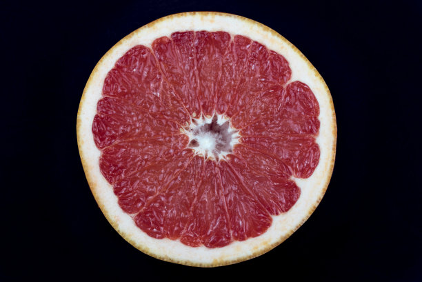 黑色背景上的葡萄柚图片下载