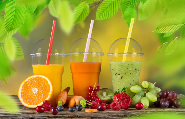 新鲜果汁混合水果，健康饮料放在木桌上图片下载