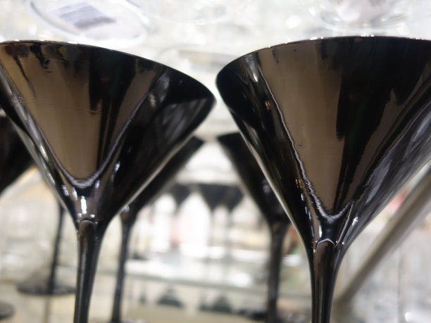 不止一个黑杯子图片下载