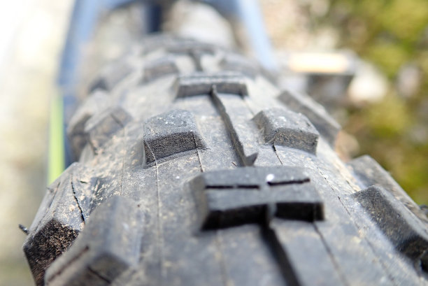 山地车的轮胎胎面靠近图片下载