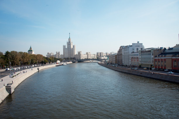 从莫斯科河的河堤上可以看到克里姆林宫图片下载