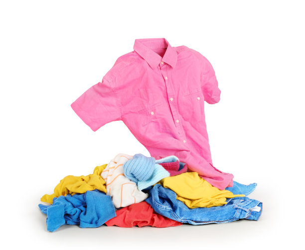 一堆衣服孤立在白色的背景上图片下载