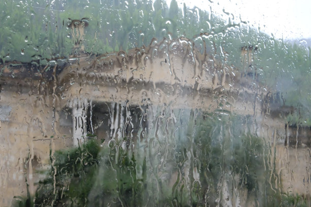 透过湿玻璃看到的建筑物图片下载