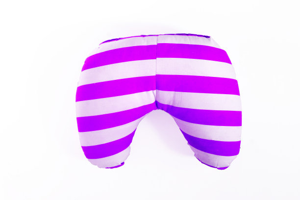 彩色条纹公路旅行枕头孤立在白色的背景图片下载