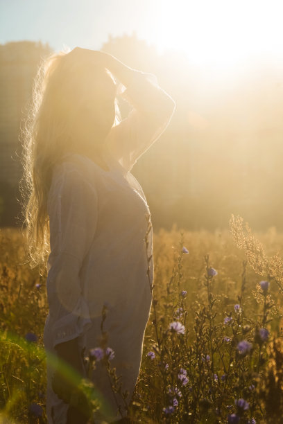 美丽阳光明媚的早晨女孩图片下载