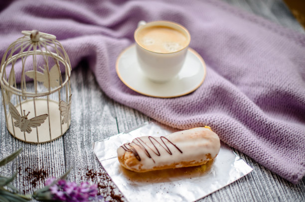 一杯热咖啡在质朴的木桌上，特写照片温暖的毛衣与马克杯，冬天的早晨的概念图片下载