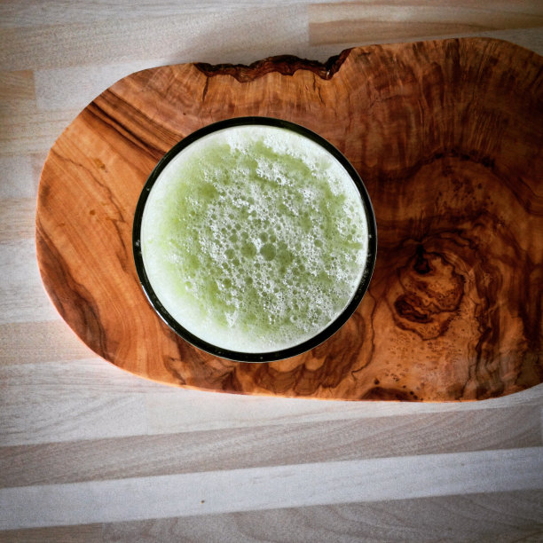 厨房操作台上的杯子里装着绿色奶昔图片下载