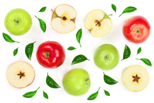 红色和绿色的苹果片装饰的绿叶孤立在白色背景俯视图。平躺模式图片下载