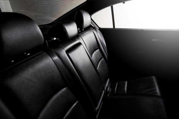 干净现代的汽车，黑色的室内设计。图片下载