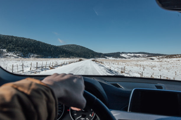 在冬天开车的人图片下载