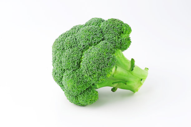 新鲜的绿色西兰花孤立在白色背景图片下载