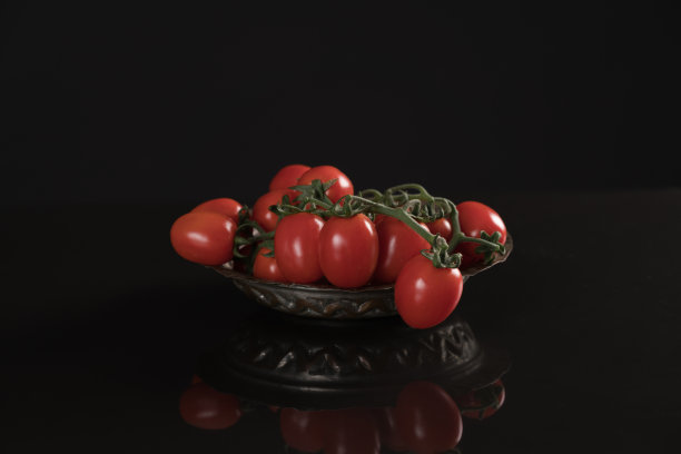 熟透的樱桃番茄放在乡下的碗里图片下载