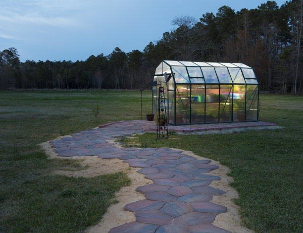 日落后的温室和砖砌人行道图片下载