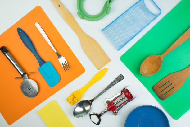 厨房用具的背景在白色木制厨房桌子上。工具。俯视图图片下载