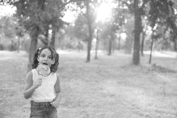 小女孩展示她的糖果图片下载