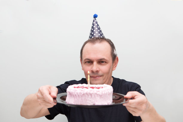 有蛋糕的老人。这位老人庆祝生日图片下载