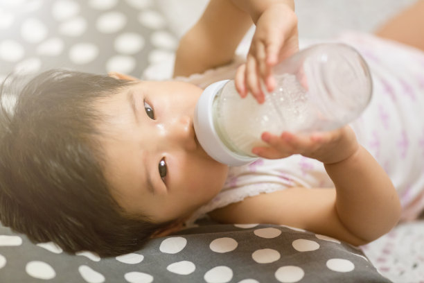 婴儿喝牛奶的特写图片下载