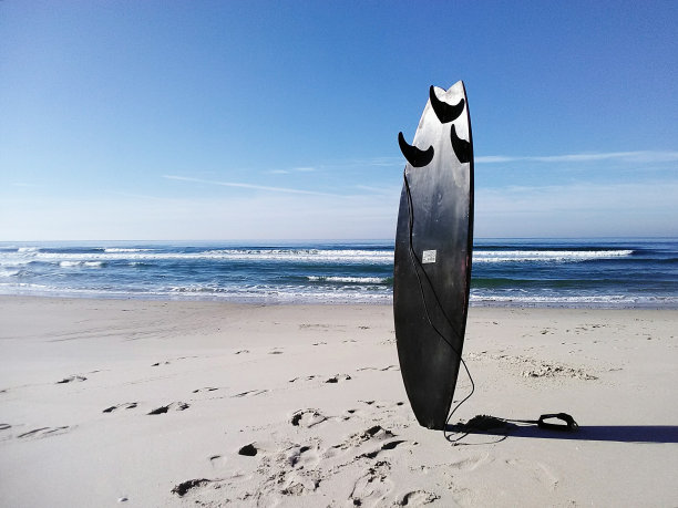 沙滩上的冲浪板图片下载