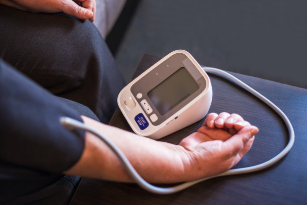 高级女性在家测量压力图片下载