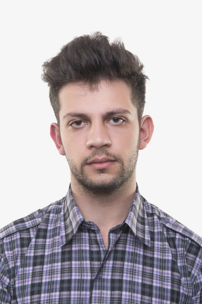 年轻男子的肖像看着相机与空白的面部表情对白色的背景图片下载