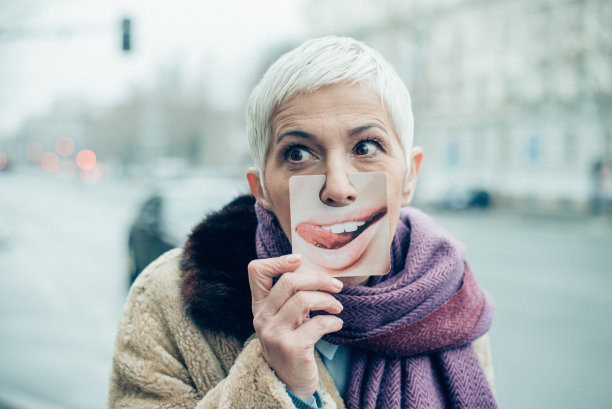 老女人在玩卡片素材图片