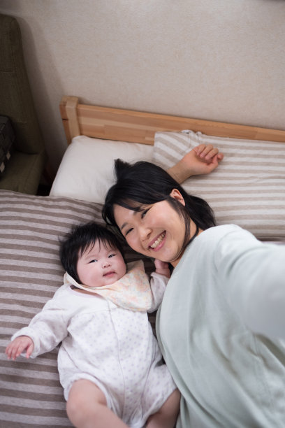妈妈和宝宝在床上自拍图片下载