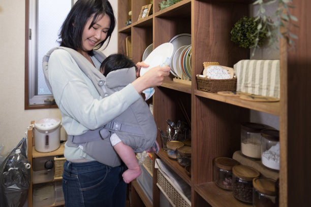 妈妈和宝宝在厨房做饭图片下载