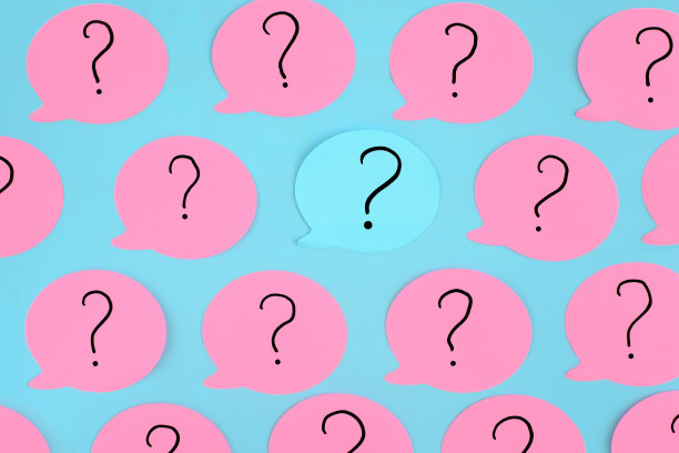 蓝色背景上的贴纸。粉红色带问号的贴纸。中间是一张蓝色的贴纸。图片下载