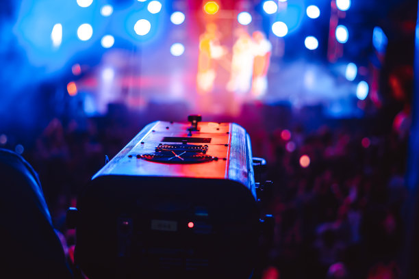 音乐会上的探照灯图片下载