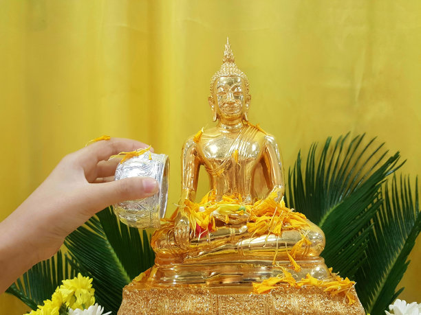 手持银碗，将水倒在佛像上图片下载