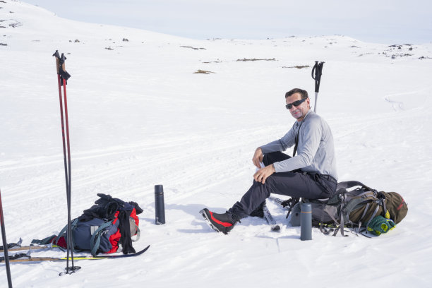 5月初，美丽的一天，一位卑诗滑雪运动员在挪威哈当厄飞机上休息图片下载