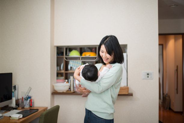 母亲拥抱婴儿图片下载