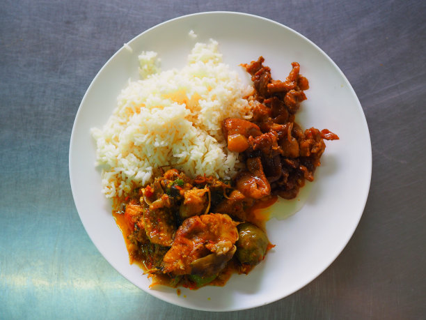 泰国本地炒辣鲶鱼和甜五花肉配茉莉花饭，俯视图图片下载