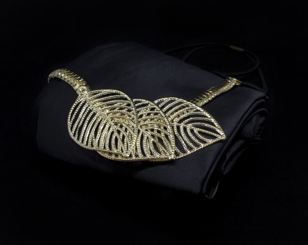 金项链与青铜叶子孤立在黑色图片下载