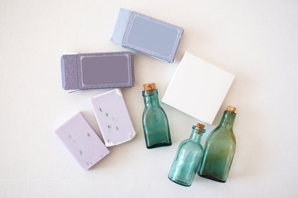 薰衣草香皂，纸盒，白色背景上的古董瓶，俯视图。图片下载