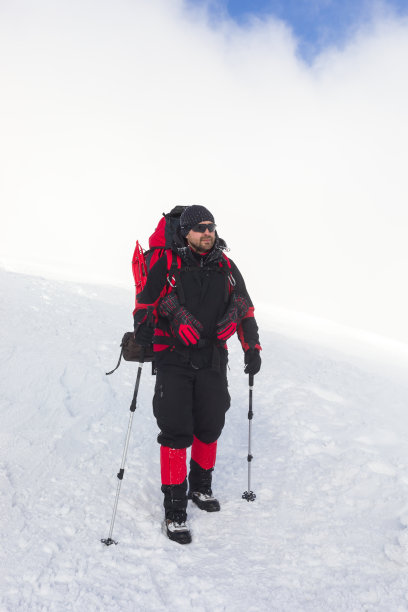 冬天的登山背包客图片下载
