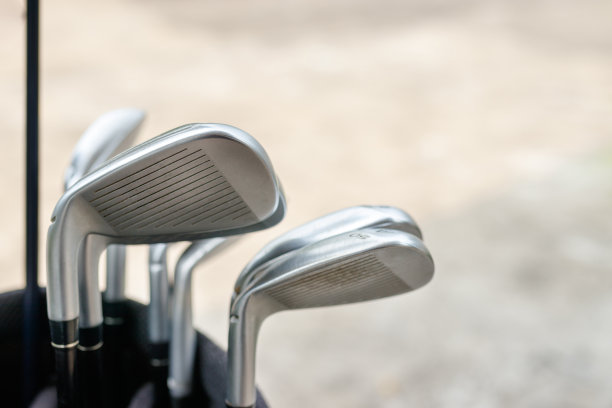 球包里的高尔夫球杆图片下载