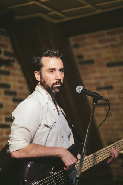 男吉他手弹吉他素材图片