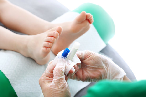 医生取样本作显微镜检查。素材图片