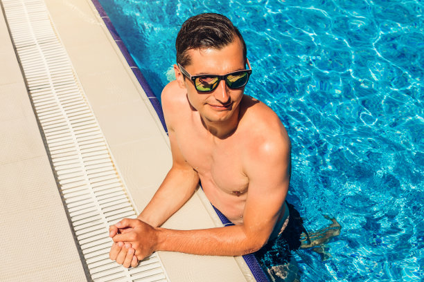 在游泳池里玩得很开心的人。所有的包容性。暑假的概念。图片下载