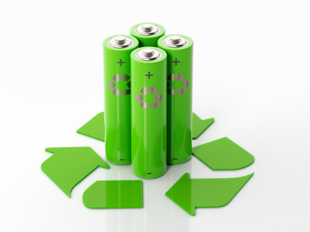 AA号绿色可充电电池和白色背景上的回收标志图片下载