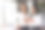 两位微笑的商务女士在咖啡馆里使用平板电脑图片下载