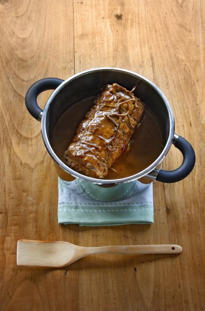 高压锅里的肉图片下载