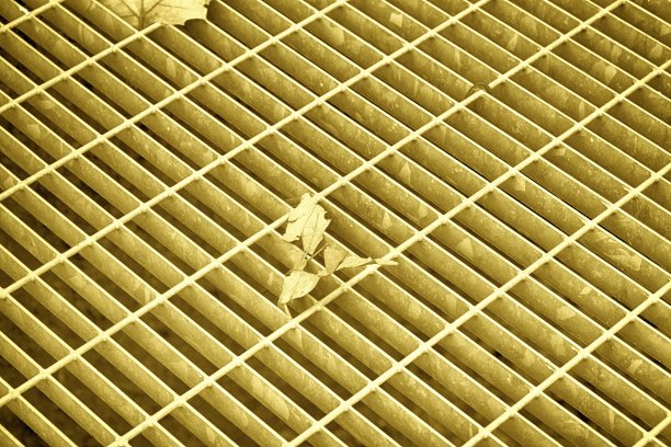 城市路面上的超橙色方形金属舱口，下水道井盖，里面有标记线和叶子图片下载