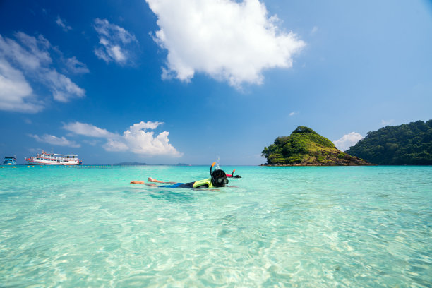 亚洲男孩在古古德和古麦之间的锦滩游泳图片下载