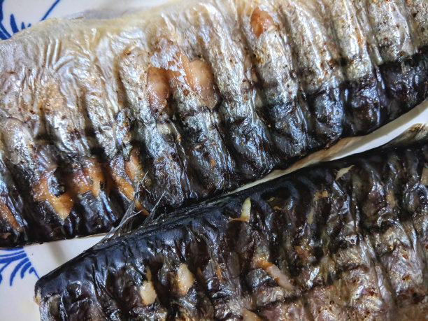 烤鲭鱼，金烤皮鱼，自制菜，黑色烤面，亚洲菜，节日餐桌上的炸鱼，复古风格的食物图片下载
